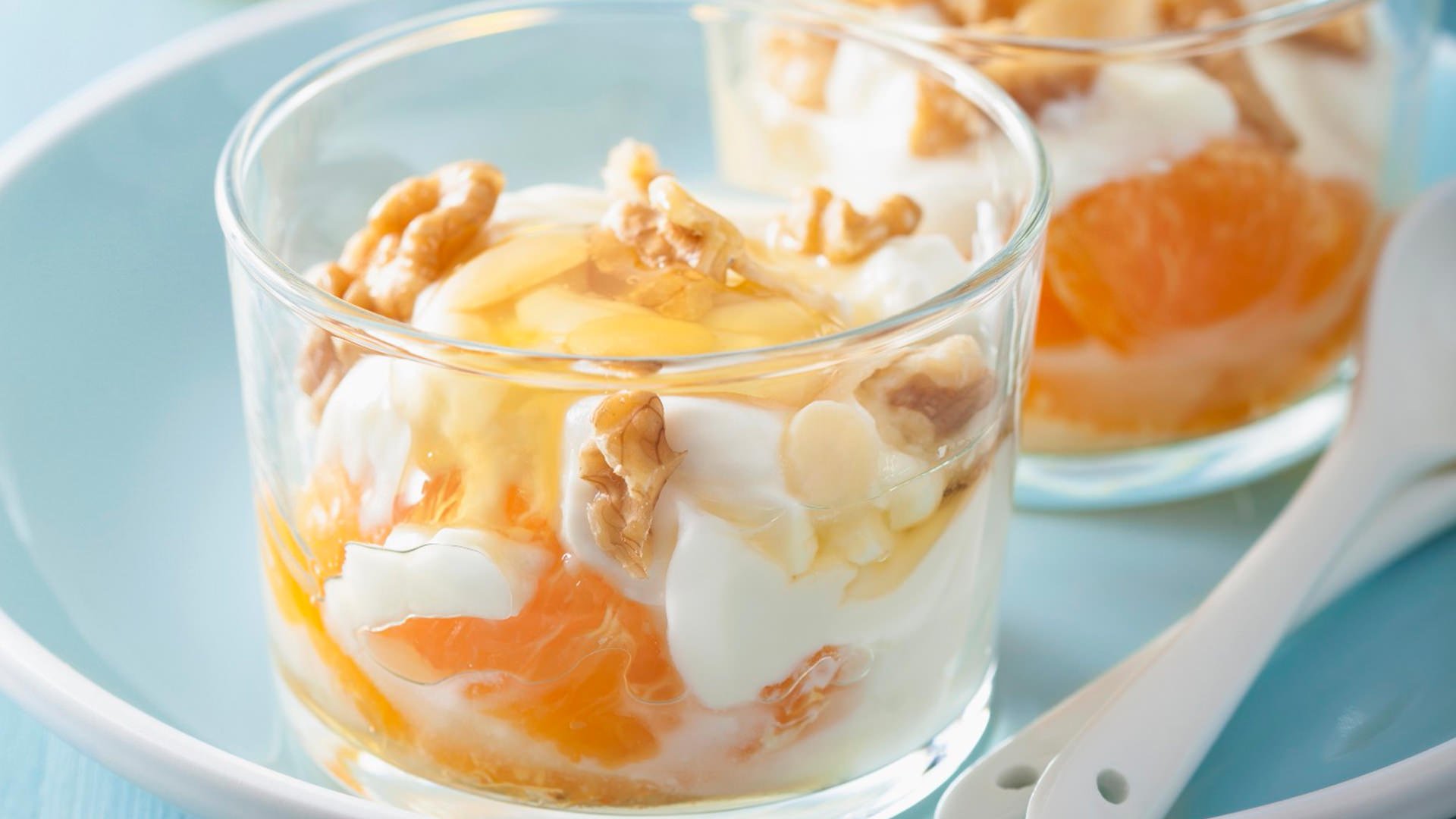 Griechischer Joghurt mit Mandarinen und Walnüssen | MinusL