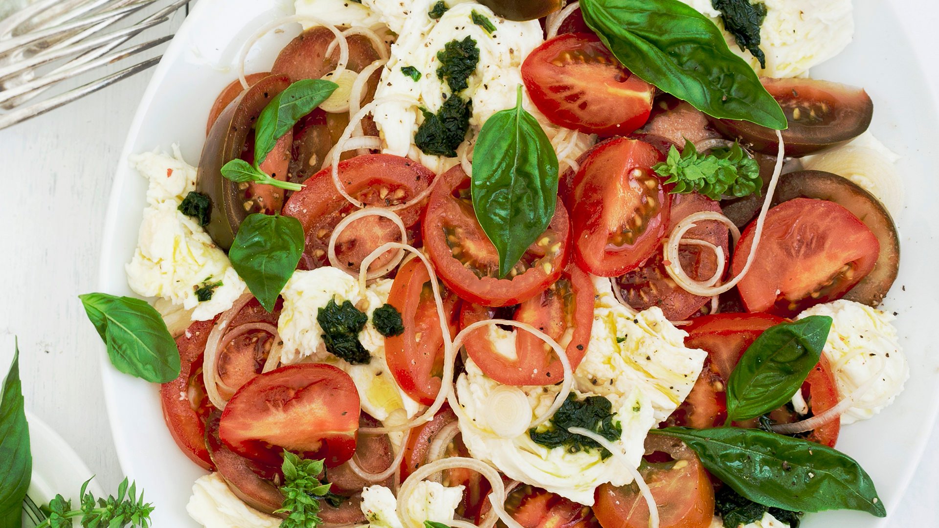 Tomaten-Mozzarella-Salat mit Basilikum | MinusL